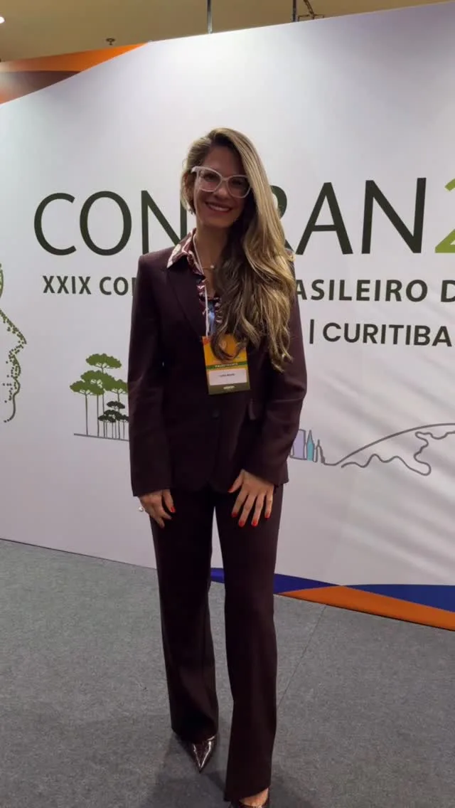 Luisa Wolpe diante do painel oficial do XXIX Congresso Brasileiro de Nutrição (CONBRAN), em Curitiba